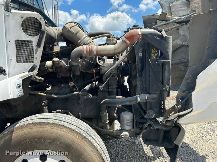 image for item DI7892 1999 Kenworth T800  semi truck