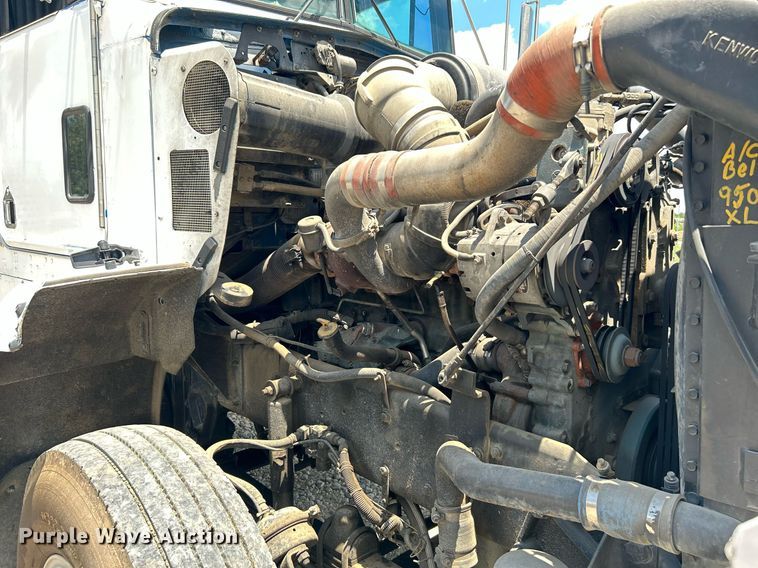 image for item DI7892 1999 Kenworth T800  semi truck