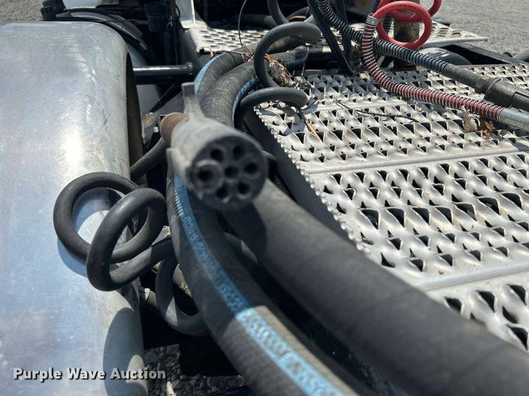 image for item DI7892 1999 Kenworth T800  semi truck