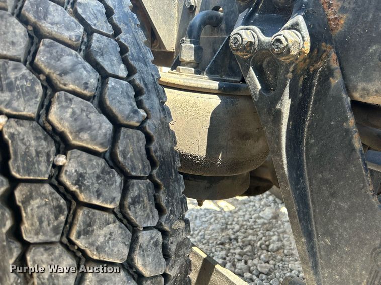 image for item DI7892 1999 Kenworth T800  semi truck