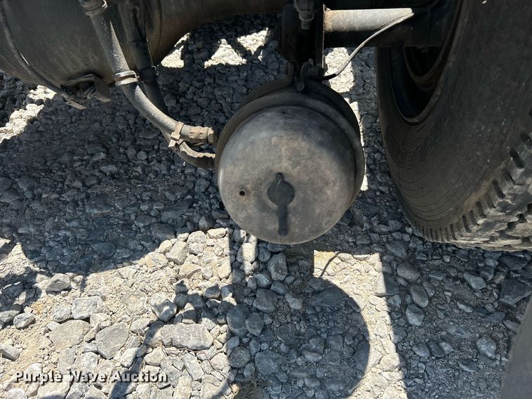 image for item DI7892 1999 Kenworth T800  semi truck