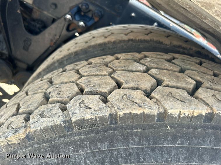 image for item DI7892 1999 Kenworth T800  semi truck