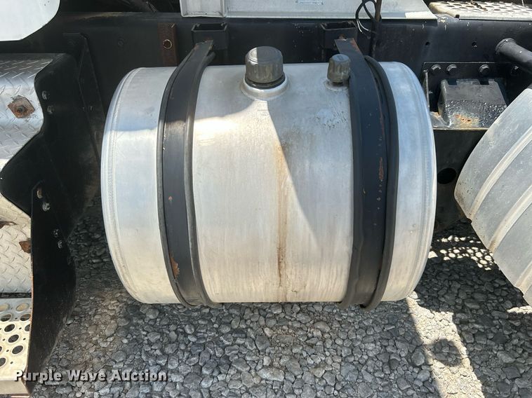 image for item DI7892 1999 Kenworth T800  semi truck