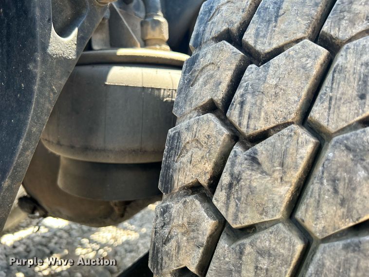 image for item DI7892 1999 Kenworth T800  semi truck