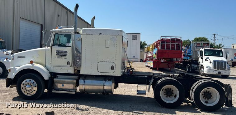 image for item DN3084 1992 Kenworth T800  semi truck