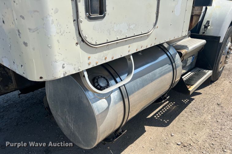 image for item DN3084 1992 Kenworth T800  semi truck