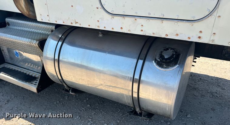 image for item DN3084 1992 Kenworth T800  semi truck