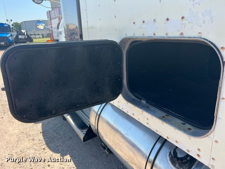 image for item DN3084 1992 Kenworth T800  semi truck