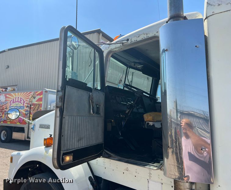 image for item DN3084 1992 Kenworth T800  semi truck