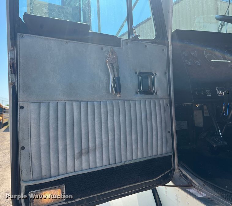 image for item DN3084 1992 Kenworth T800  semi truck