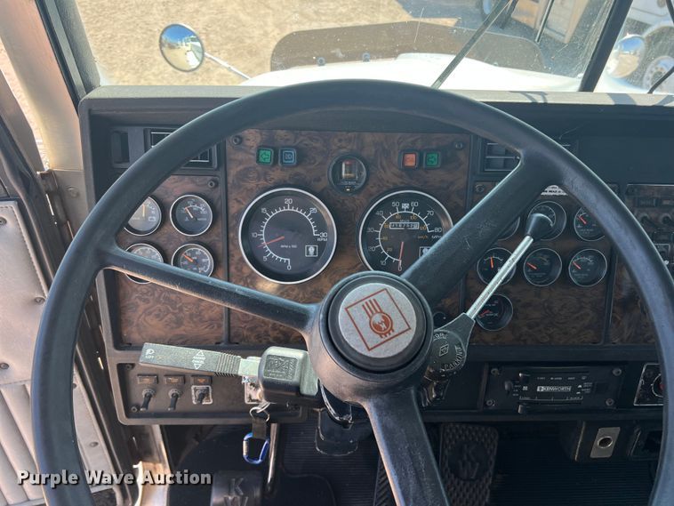 image for item DN3084 1992 Kenworth T800  semi truck