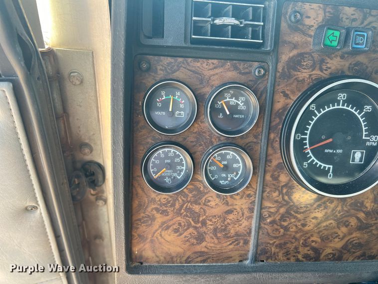 image for item DN3084 1992 Kenworth T800  semi truck