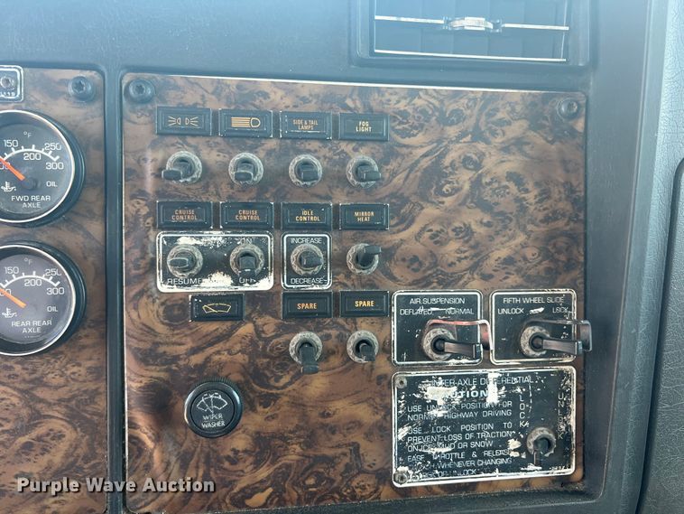 image for item DN3084 1992 Kenworth T800  semi truck