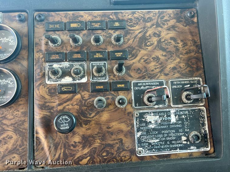 image for item DN3084 1992 Kenworth T800  semi truck