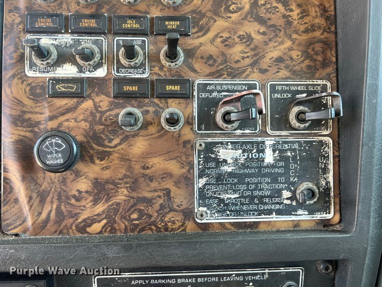 image for item DN3084 1992 Kenworth T800  semi truck