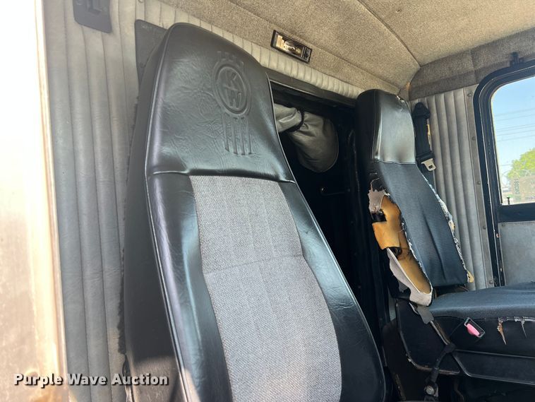 image for item DN3084 1992 Kenworth T800  semi truck