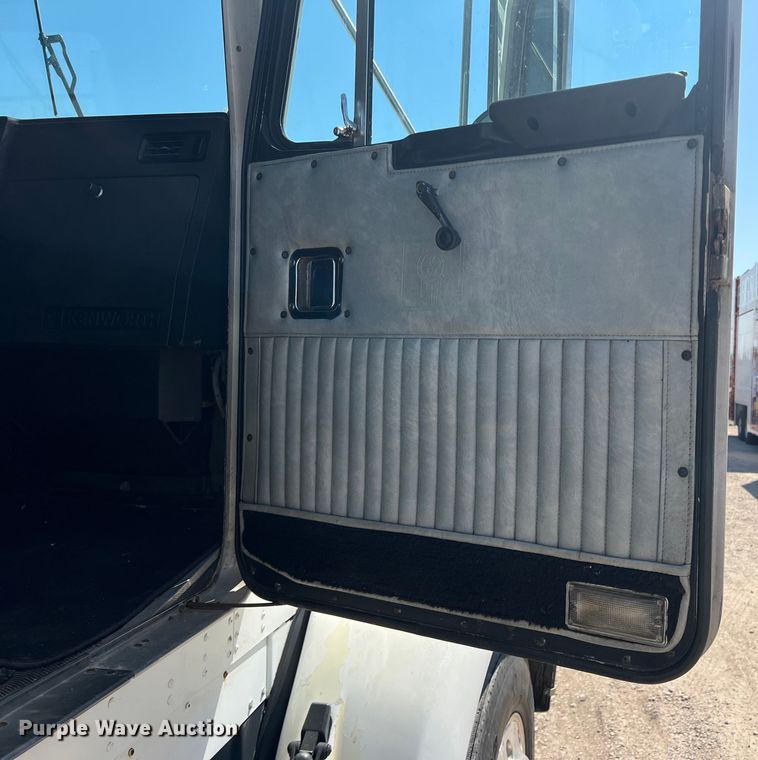 image for item DN3084 1992 Kenworth T800  semi truck