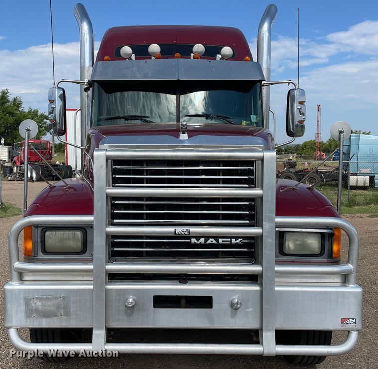 image for item DN4702 2011 Mack CHU613  semi truck
