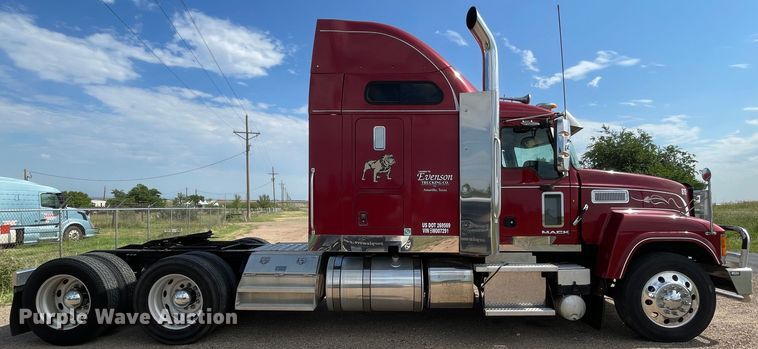 image for item DN4702 2011 Mack CHU613  semi truck