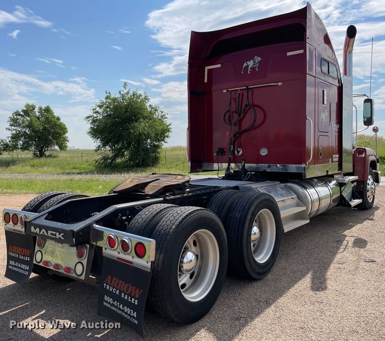 image for item DN4702 2011 Mack CHU613  semi truck