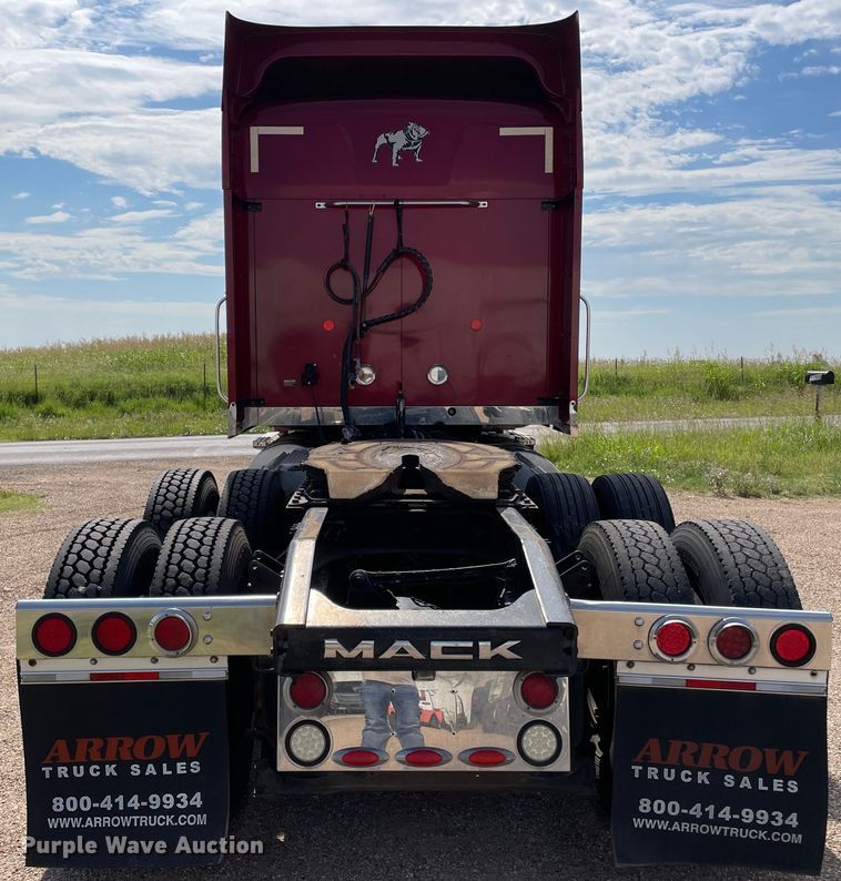 image for item DN4702 2011 Mack CHU613  semi truck