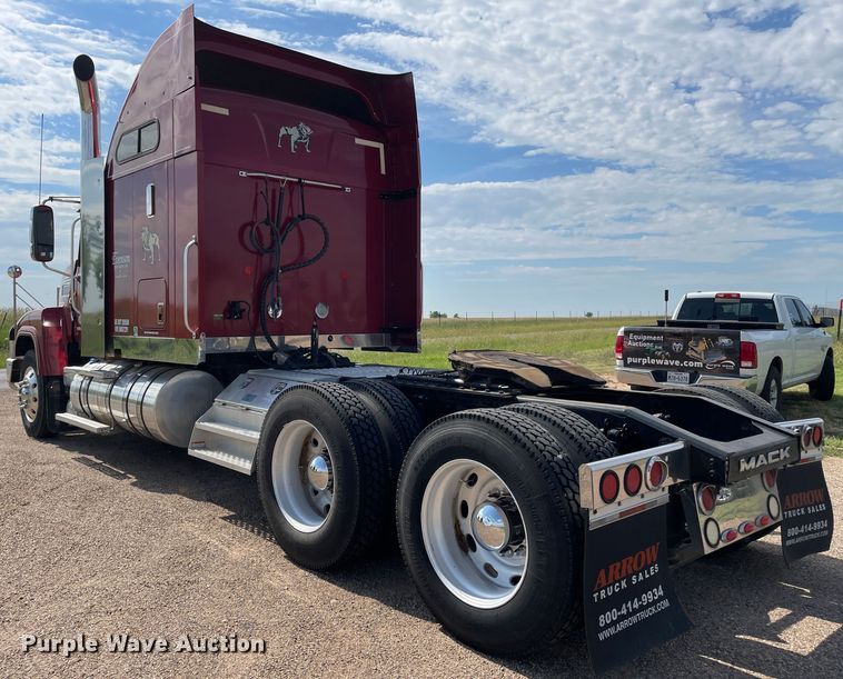 image for item DN4702 2011 Mack CHU613  semi truck