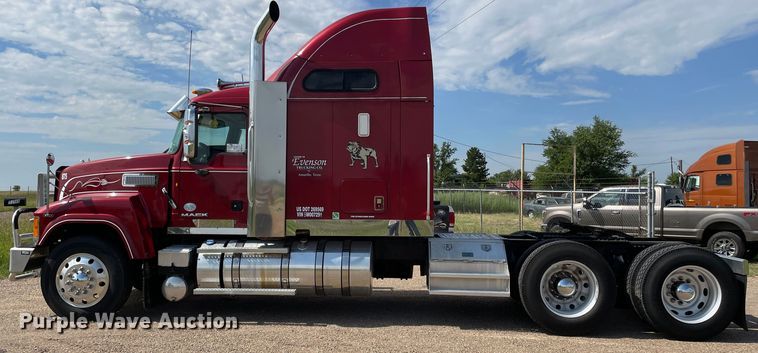 image for item DN4702 2011 Mack CHU613  semi truck