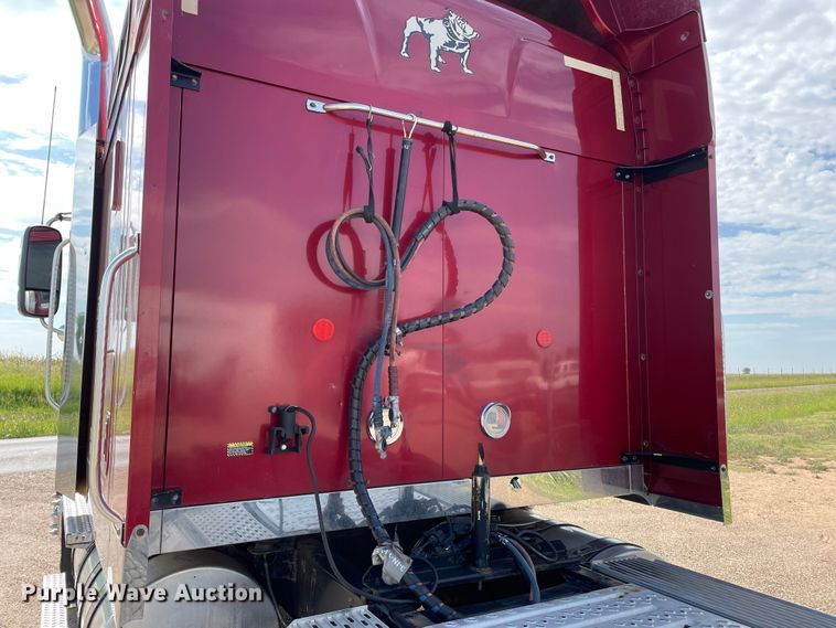 image for item DN4702 2011 Mack CHU613  semi truck