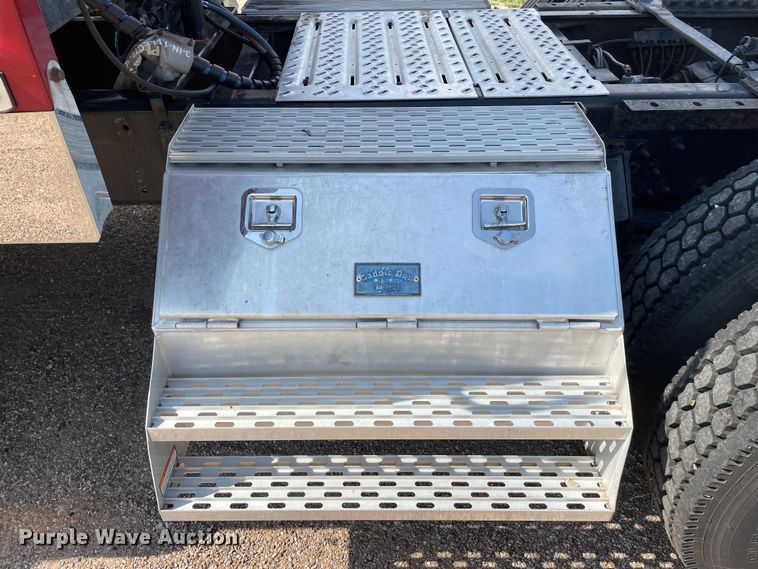 image for item DN4702 2011 Mack CHU613  semi truck