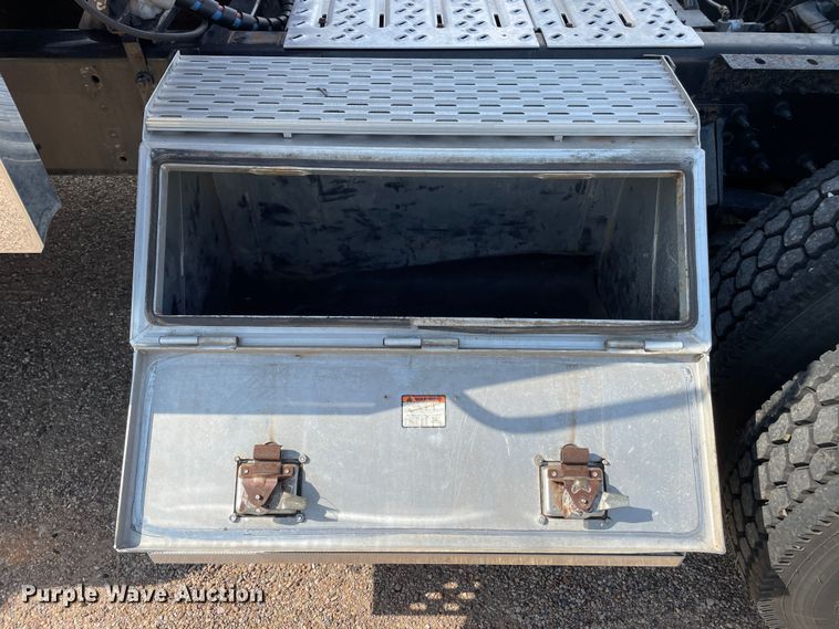 image for item DN4702 2011 Mack CHU613  semi truck