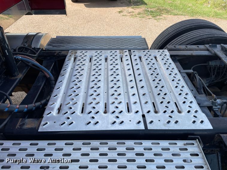 image for item DN4702 2011 Mack CHU613  semi truck