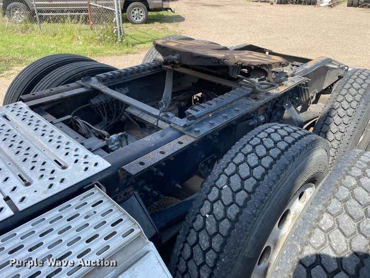 image for item DN4702 2011 Mack CHU613  semi truck