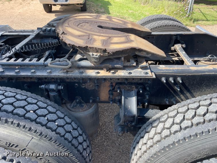 image for item DN4702 2011 Mack CHU613  semi truck