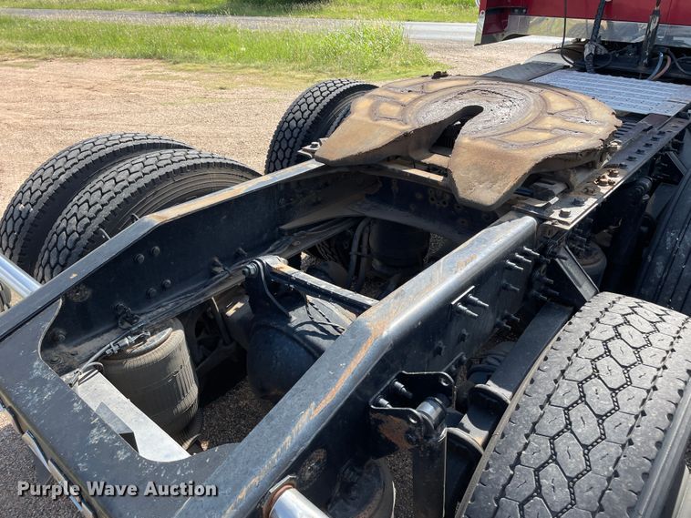 image for item DN4702 2011 Mack CHU613  semi truck