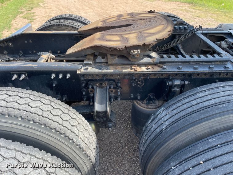 image for item DN4702 2011 Mack CHU613  semi truck