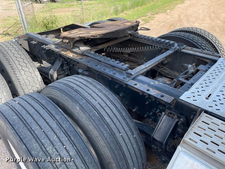 image for item DN4702 2011 Mack CHU613  semi truck