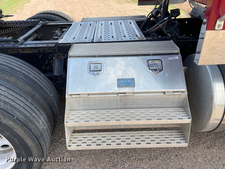 image for item DN4702 2011 Mack CHU613  semi truck