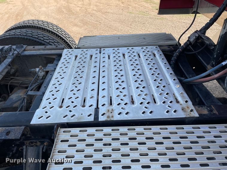 image for item DN4702 2011 Mack CHU613  semi truck