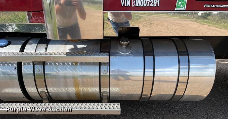 image for item DN4702 2011 Mack CHU613  semi truck