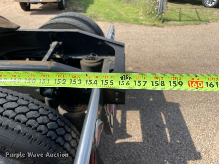 image for item DN4702 2011 Mack CHU613  semi truck