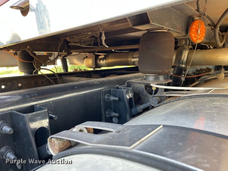 image for item DN4702 2011 Mack CHU613  semi truck