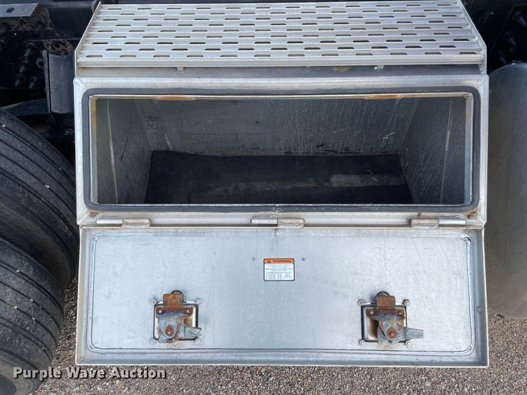 image for item DN4702 2011 Mack CHU613  semi truck