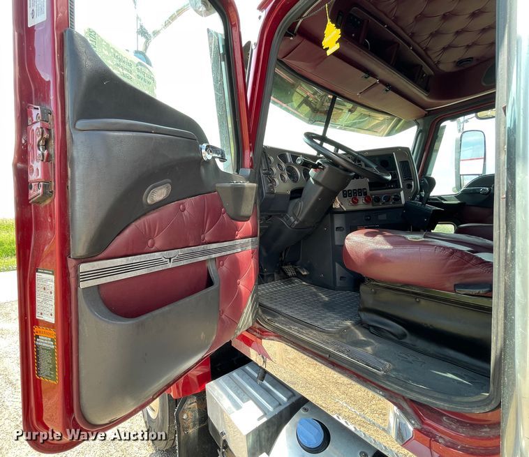 image for item DN4702 2011 Mack CHU613  semi truck