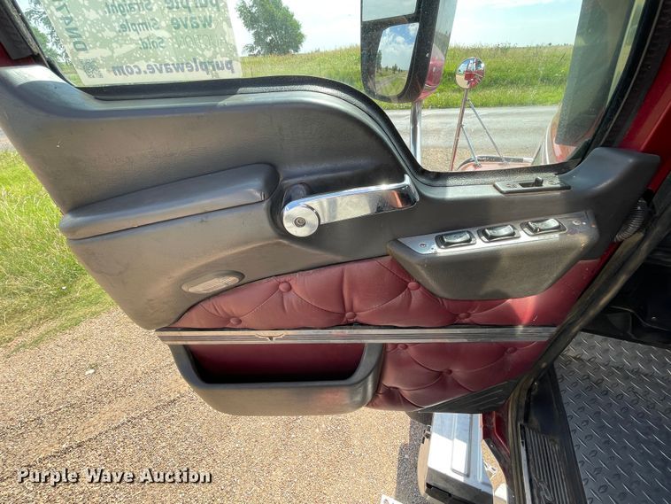 image for item DN4702 2011 Mack CHU613  semi truck