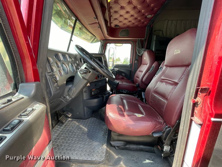 image for item DN4702 2011 Mack CHU613  semi truck