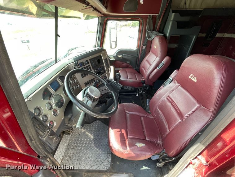 image for item DN4702 2011 Mack CHU613  semi truck