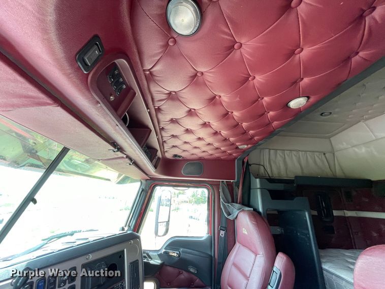 image for item DN4702 2011 Mack CHU613  semi truck