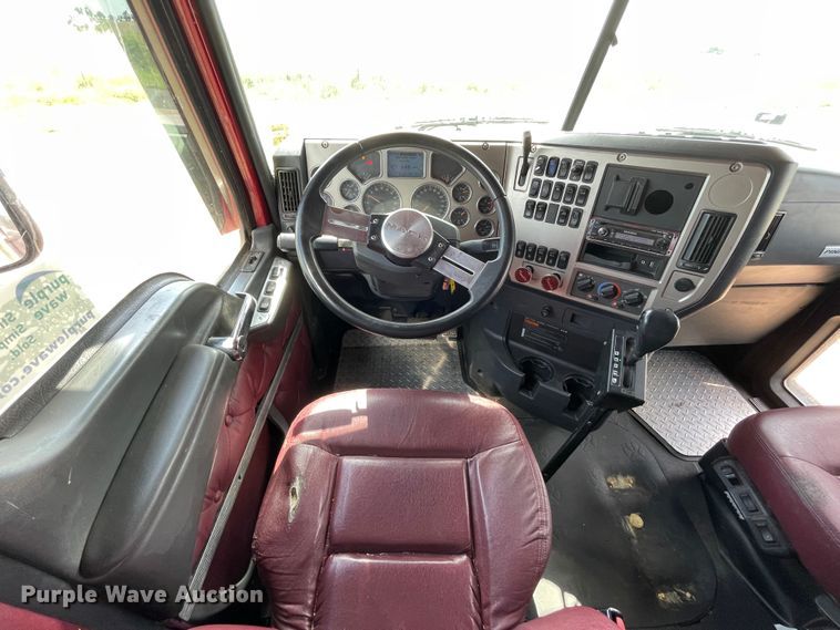 image for item DN4702 2011 Mack CHU613  semi truck