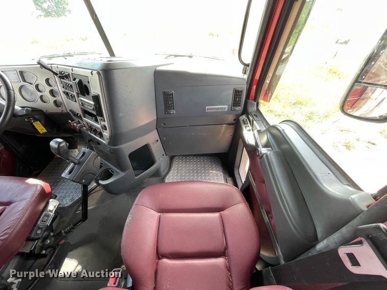 image for item DN4702 2011 Mack CHU613  semi truck