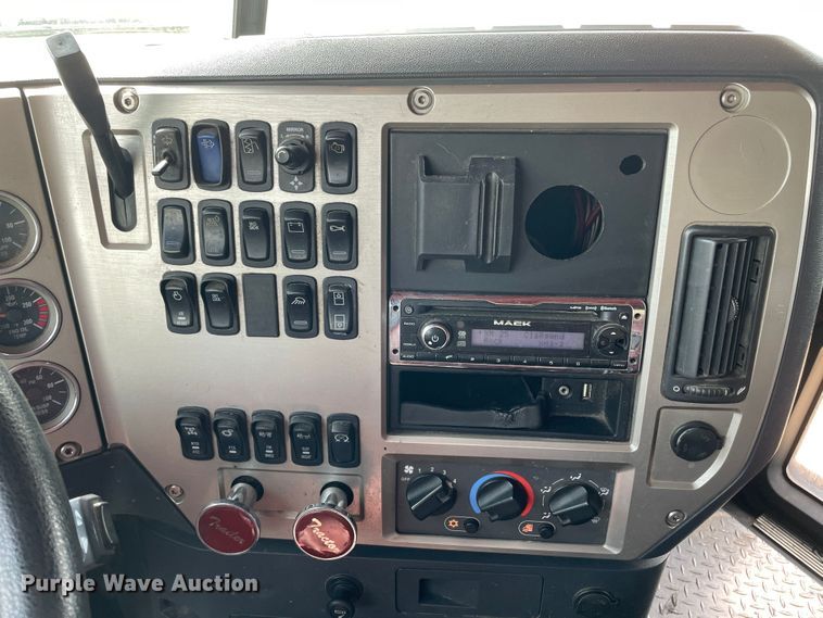 image for item DN4702 2011 Mack CHU613  semi truck